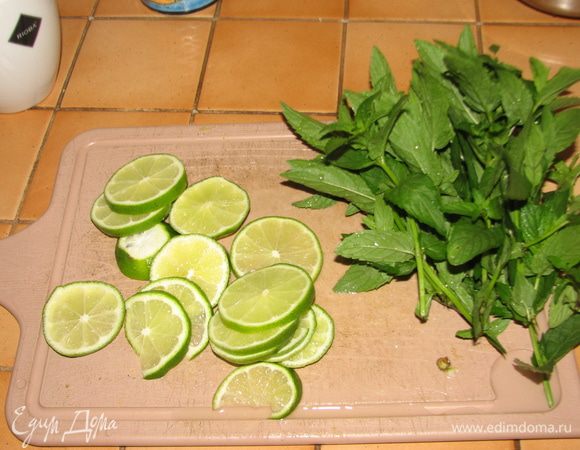 Пока компот варится порежь лайм тонкими кружками.Мяту лучше рвать руками , а не нарезать ножом так она даст больше аромата.