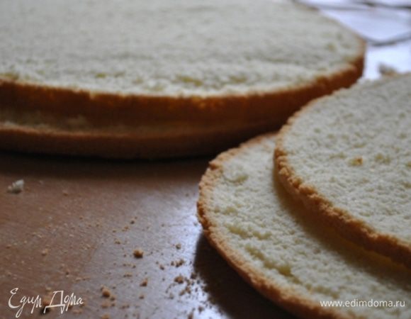 Бисквит: 5яйца взбить с водой и сахаром до увеличения массы в объеме в 3 раза.
Муку, крахмал и разрыхлитель просеять 2 раза и подмешать к яичной массе.
Выпекать бисквит в форм 26 см. при тем-ре 180 гр. 35-40 минут.
Остудить.
Разрезать вдоль на 2 тонких коржа и 2 более толстеньких. (примерно 1 см в высоту тонкие и 2 см. толстые).