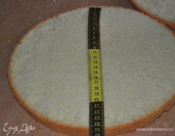 Затем толстые коржы необходимо разрезать на 6 одинаковых кругов каждый. Для этого необходимо измерить диаметр коржа, и вычислить толщину каждого круга. У меня получилось 2 см с маленьким хвостиком.  
