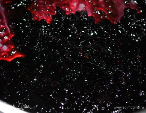 Крем: Чернику с сахаром довести до кипения и варить пару минут. Остудить.
