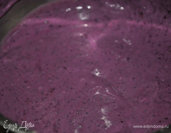 Желатин замочить в 100 мл. горячей воды.
Творог и чернику измельчить погружным блендером в однородную массу (Или протереть через сито). Добавить размоченный желатин и перемешать.