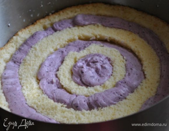 Пустоты из кондитерского мешка заполняем кремом.