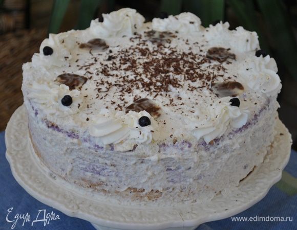 Далее второй, четвертый и шестой круг. Опять крем.
То же самое проделать со вторым коржом.
Все бисквитные кольца немного пропитывать сиропом.
Сверху положить второй тонкий корж, пропитать.
Поставить торт в холодильник минимум на три часа.
Украшение: Взбить сливки с закрепителем и парой ложек сахарной пудры до устойчивых пиков. Обмазать торт со всех сторон. Далее украшать по желанию, я использовала тертый шоколад, шоколадные пластины и ягоды черники.