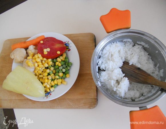 Для начала начнем подготовительные работы:заранее отварим рис(обычная рисовая каша на подсоленной воде) и куриный бульон( с луком,морковкой,чесноком,перцем,сельдереем,лавровым листом).Морковку,помидор,лук,капусту,перец - измельчаем как вам угодно.