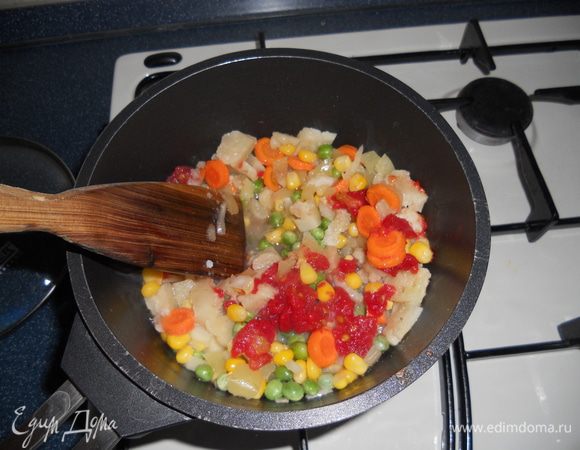 В сотейнике разогреть оливковое масло со сливочным,добавить все овощи,немного потушить.