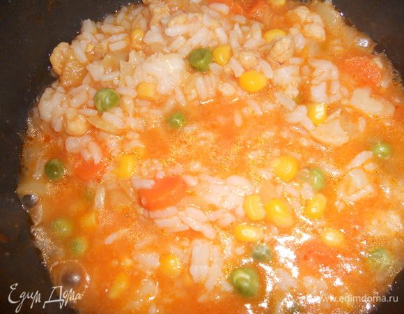 Добавить специи,измельченный чеснок,щепотку сахара,соль,рис и подливать куриный бульон для нужной вам консистенции.Теперь все вместе потушить минут 5-10.Подавать посыпав измельченным укропом,он идеально подходит к этому блюду!
Приятного аппетита!!!
