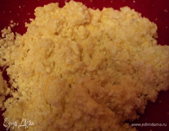 Творог, желательно базарный, хорошо растереть или пропустить через мясорубку. В творог добавить сахар, яйца, размешать.                                                                                      