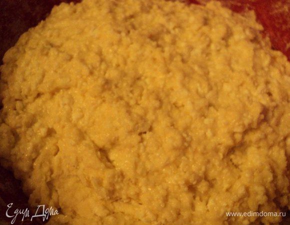 В несколько приемов добавить муку, каждый раз  размешивая. Количество муки надо регулировать в зависимости от влажности творога, что бы получилось мягкое не крутое тесто. Дать тесту постоять 20мин.