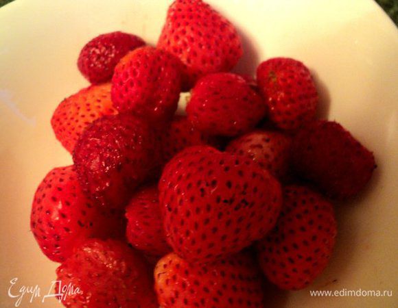 Клубнику помыть, просушить и очистить от хвостиков.