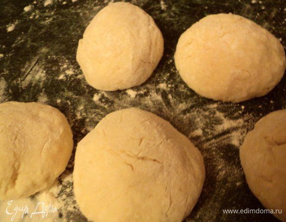 И соединив края, скатать шарик. Так подготовить все пончики.