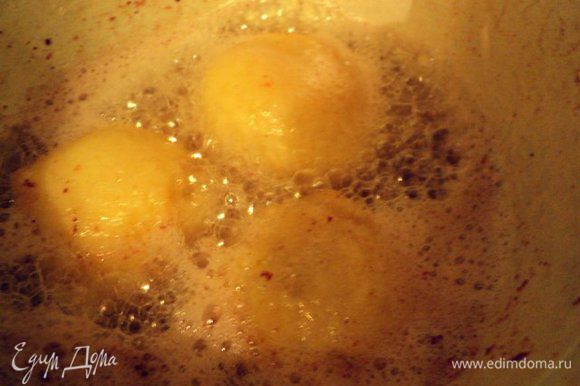 Нагреть в сотейнике рафинированное растительное масло, выложить пончики и жарить на небольшом огне до золотистой корочки.