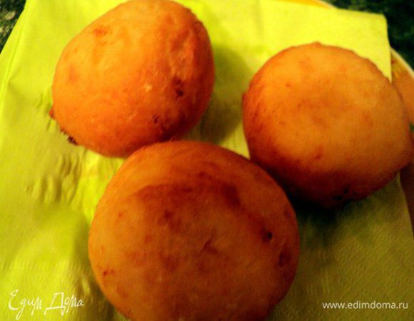 Готовые пончики выложить на бумажную салфетку, что бы освободить от лишнего жира.