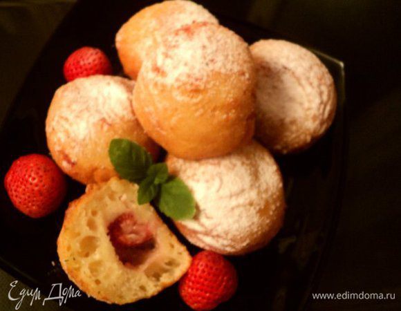 Остывшие пончики посыпать сахарной пудрой и можно подавать ждущей с нетерпением семье. Приятного аппетита!