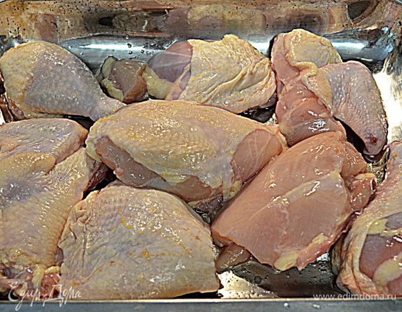 Смажем большую форму или противень олив.маслом.Выложим кусочки курицы так,чтоб ножки и крылышки по краям, а грудки в центре.