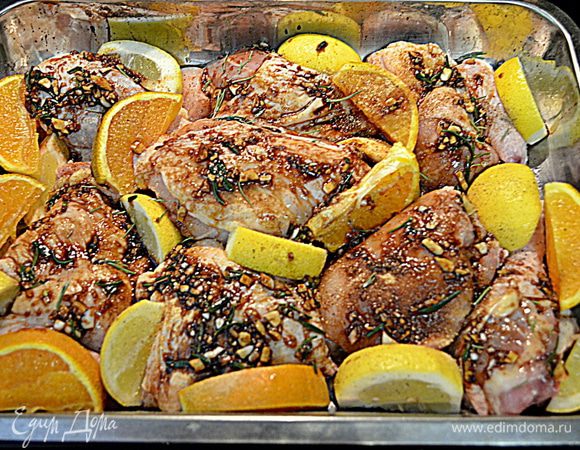 Порежем  лимоны на дольки,один-два оставим на цедру и сок,чтоб получилось 2/3стак.сока.Затем порежем на дольки апельсин,второй на цедру и сок.Примерно должно получится 1/2 стак.сока.
Разложим цитросовые дольки вокруг курин.кусочков.
 В цитрусовый сок смешанный лимон и апельсин выложим порезан.мелко чеснок,орегано,соев,соус,мед и красн.перец.Вылить маринад поверх курин.кусочков.Закрыть пластиком или крышкой и поставить мариноватся в холодильник на 6 или 12часов.