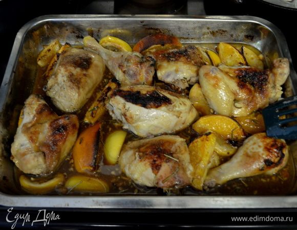 Разогреть духовку на 205-210гр. Курин.кусочки перевернуть кожицей вверх.Посолить и поперчить. Поставить нашу форму с маринован. курицей в центр духовки и выпекать 20мин.Затем тем-ру сбросить до 190гр. и продолжать выпекать  еще 30мин-40мин.или до готовности. 
