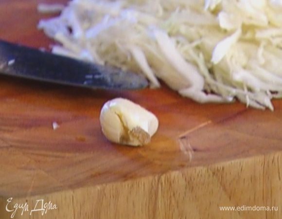 Чеснок раздавить плоской стороной ножа прямо в кожуре. 