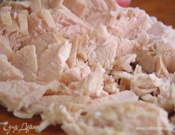 Куриную грудку отварить, затем нарезать маленькими кусочками.