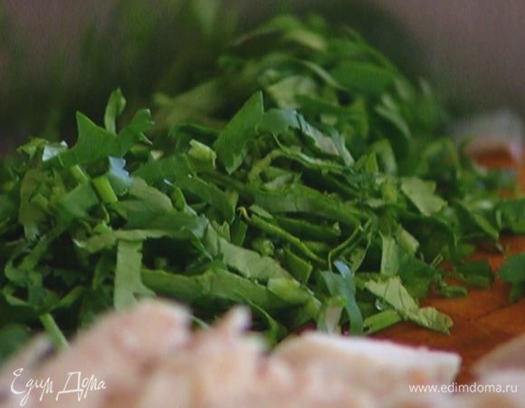 Кинзу мелко порубить.