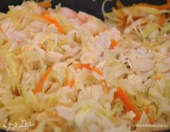 Выложить к капусте с морковью курицу и рис, перемешать, затем добавить креветки и сырое яйцо, перемешать.