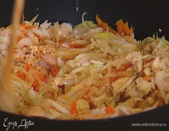 Когда капуста и морковь будут готовы, влить кунжутное масло, соевый соус, добавить сладкую паприку и еще раз все перемешать.