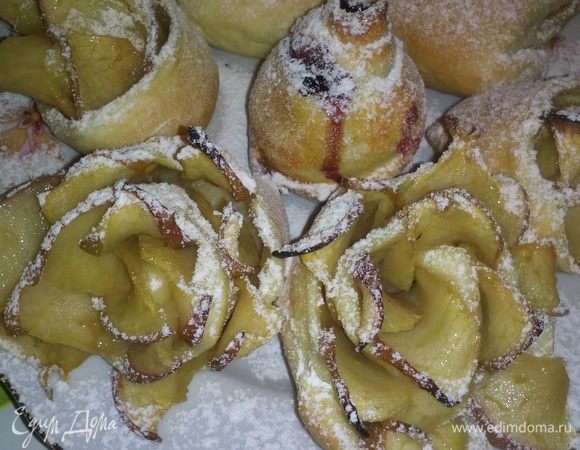 Чтобы получились розочки с яблоками делаем следующее:
разрезаем тесто на полоски длиной 20см,шириной 5см и толщиной 0,3-0,5см.
Раскладываем дольки яблок внахлест на полоску теста,сворачиваем в рулетик и закрепляем донышко.