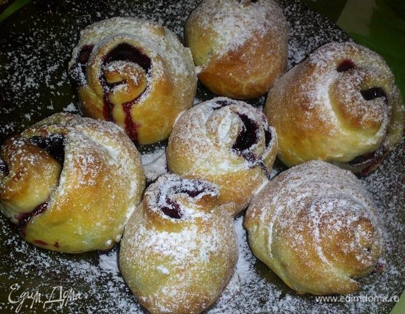 Чтобы получились бутончики розочек с жимолостью делаем следующее:
полоску теста посыпаем сахаром,в середину полоски теста ровным рядком выкладываем ягоды и также закручиваем в рулетик,закрывая донышко,чтоб не вытек сок от ягод. Смазываем наши бутончики яйцом.