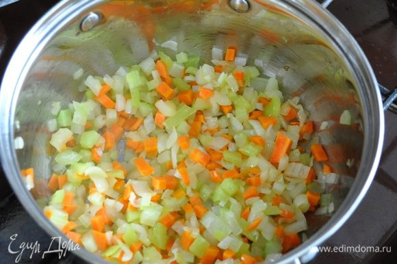 В сотейник или кастрюлю с толстым дном налить намного масла (можно снять жир с бульона) и слегка обжарить овощи.
