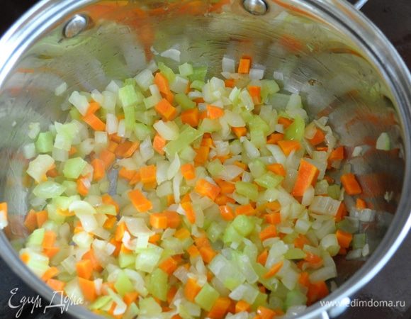 В сотейник или кастрюлю с толстым дном налить намного масла (можно снять жир с бульона) и слегка обжарить овощи.