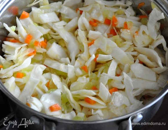 Добавить нарезанную крупной соломкой капусту, кубиками помидор и прогреть пару минут. Влить бульон, добавить лавровый лист и специи.