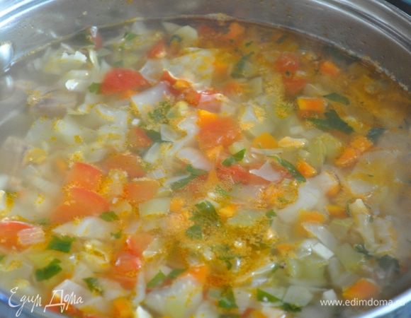 Варить до готовности капусты. Добавить нарезанное кубиками мясо, мелконарезанную петрушку, довести до кипения и дать настояться под крышкой.