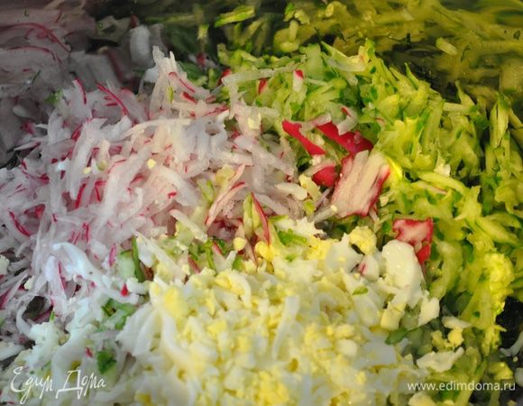 В ту же посуду натереть на крупной терке огурцы, редис и сваренные вкрутую яйца.