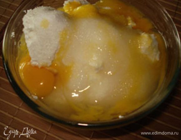 Приготовить начинку: творог смешать с сахаром(1 стакан), добавить яйца, все перемешать.