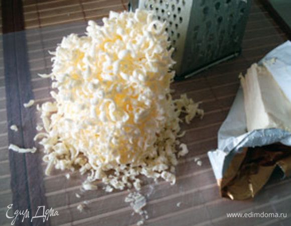 Замороженное сливочное масло натереть на терке.