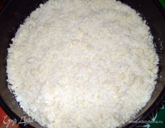 Тесто разделить на 2 части. Первую часть положить на дно формы, смазанной маслом.