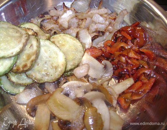 Обжарить по очереди все ингредиенты.