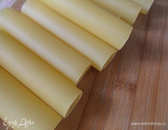 В кипящую воду для каннелони добавить масло,чтобы они не слиплись и отварить их около 4 мин.