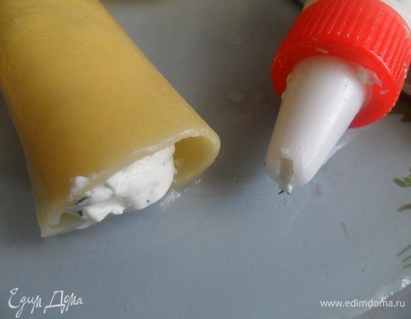 Тем временем сыр для начинки( у меня фетаки) смешать с мелко рубленной зеленью и наполнить каннелони. Я сделала это при помощи кондитерского шприца,но можно и пальцами.