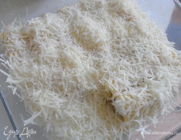 Посыпать сверху тертым пармезаном и запекать в духовке около 30 мин до золотистой корочки при температуре 180 градусов.
