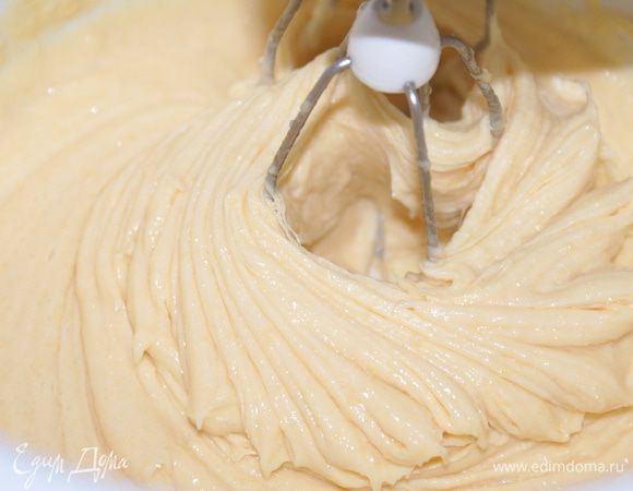 Готовим основу. Миксером смешать муку, яйца и сахар.
Духовку разогреть до 180 градусов. 
Тесто влить в форму и поставить в духовку на 15-25 минут. Готовый корж полностью остудить.

Если тесто поднимется, то можно “шапочку” срезать, чтобы корж был сверху ровным.