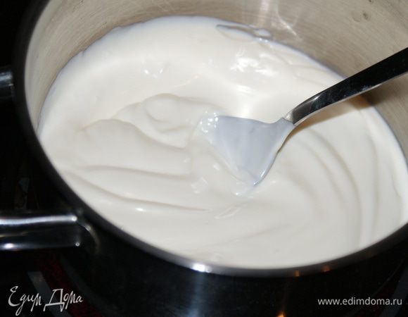 В сливки добавить ванилин и сахарную пудру. Хорошо размешать. Поставить на медленный огонь на 5 минут, чтобы сливки стали жидкими и немного прогрелись (НЕ горячими, а именно немного теплыми).