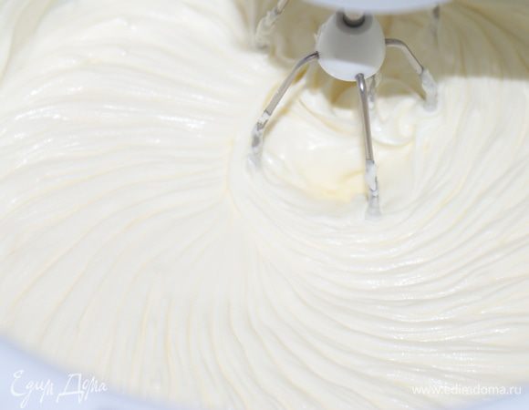 Миксером смешать сливочный сыр с оставшимися теплыми сливками. Ввести тоненькой струйкой желатин и хорошо перемешать.