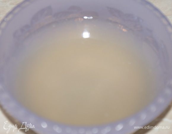 Тем временем открыть банку консервированных ананасов. Слить сок в отдельную емкость. ананасы отложить.
Залить желатин ананасовым соком и оставить на 30 минут для разбухания.