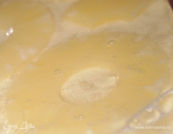 Разбухший желатин в соке поставить на водяную баню. Нагреть до полного его растворения. Снять с огня и оставить застывать. 
Тут главное не упустить момент, когда желатин не превратится в желе. У меня прошло где-то 1 час 30 минут (при комнатной температуре). Но нужно смотреть по обстоятельствам. В холодильнике он застынет намного быстрее. Чуть застывший, но еще жидкий желатин вылить на ананасы и убрать в холодильник до полного остывания. 
Т.к. я упустила этот момент (потому что укладывала ребенка спать) то мне пришлось немного опять разогревать сок с желатином. Из-за этого получились небольшие пузырьки.