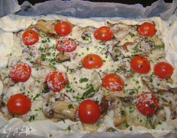 Разложить все овощи,яйцо взбить с меньше пол стаканa молока и всыпать сыр,поперчить,размешать и залить сверху овощей.Загнуть края теста,посыпать петрушкой.