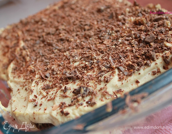 Снова слой печенья, затем слой крема и так далее. Последним должен оказаться сливочный крем. Поставить в холодильник на 3–4 часа. Перед подачей украсить шоколадной стружкой.