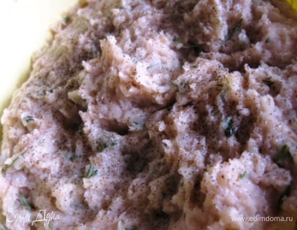 Хлопья залить половиной чашки кипятка, оставить на 5 мин. Из куриных филе, лука приготовить фарш. Добавить измельченный чеснок, порубленную зелень, яйцо, сливки, хлопья. Посолить поперчить и вымесить тщательно фарш.