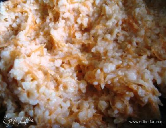 Отварить или приготовить на пару рис. Потереть в него мелко морковку, добавить яйцо, посолить, поперчить и размешать.