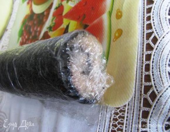 Сформировать "ролл", завернуть в пищевую пленку и отправить на полчасика в морозилку.