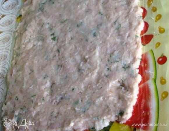 Далее расстилаем еще пленку. На нее выкладываем фарш.
